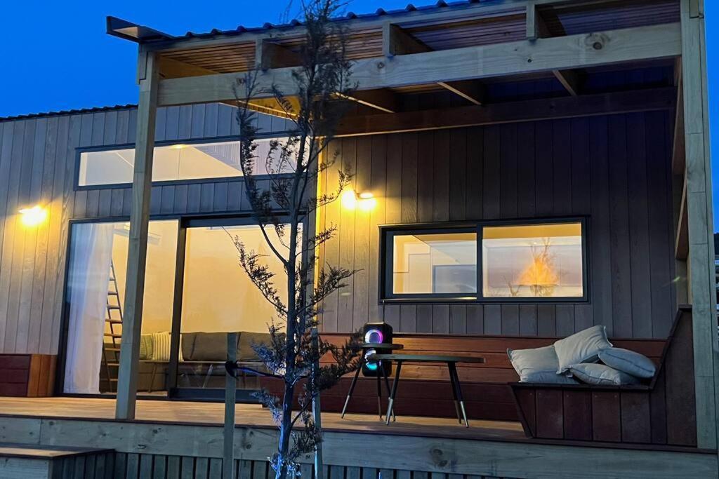 Alpine Chalet - Views, Fire-Pit, Central, Cosy 와나카 외부 사진