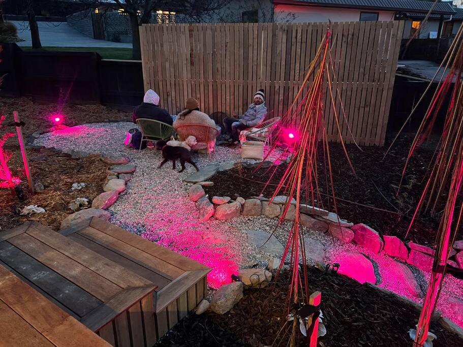 Alpine Chalet - Views, Fire-Pit, Central, Cosy 와나카 외부 사진